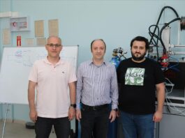 Makine ve İmalat Teknolojileri alanında ihtisaslaşan Hitit Üniversitesinde, savunma, havacılık ve biyomedikal sektörlerine yönelik titanyum alaşımlı parça üretimi yapabilen yerli cihaz geliştirildi.