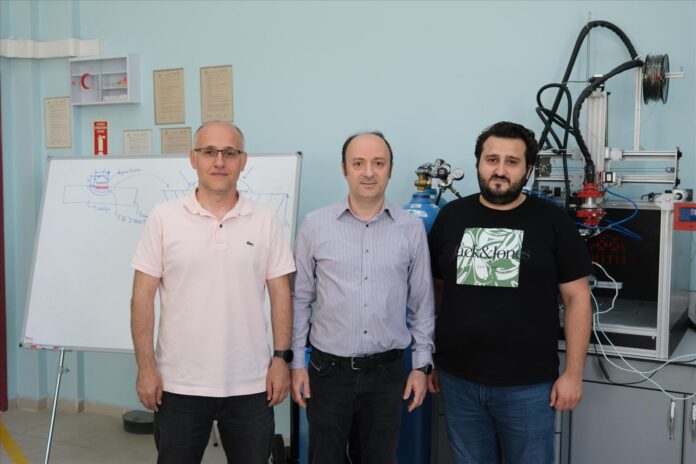 Makine ve İmalat Teknolojileri alanında ihtisaslaşan Hitit Üniversitesinde, savunma, havacılık ve biyomedikal sektörlerine yönelik titanyum alaşımlı parça üretimi yapabilen yerli cihaz geliştirildi.