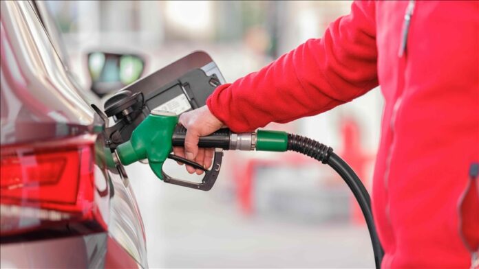 Brent petrol fiyatları ile döviz kurlarındaki dalgalanmalar, akaryakıt fiyatlarında yeni bir güncellemeyi beraberinde getirdi. Yapılan son değerlendirmelere göre, motorin grubunda yarından itibaren geçerli olmak üzere 1 lira 77 kuruşluk indirim bekleniyor.