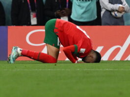 FIFA, Türkiye Futbol Federasyonu'na (TFF) gönderdiği resmi yazıda, statlara sokulan siyasi ve dini içerikli pankartlara karşı yaptırım uygulanmasını talep etti. Bu karar, bir hakemin örneğin bir futbolcunun gol sonrası istavroz çıkarması veya secdeye gitmesi durumunda kart gösterebileceği şeklinde yorumlanarak tartışma yarattı. Yazıda, hakemlerin bu tür içeriklerin tespiti halinde müdahale yetkisine sahip olduğu vurgulandı.