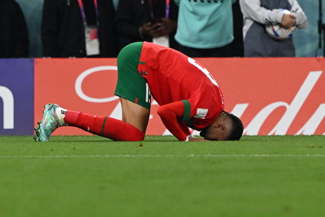 FIFA, Türkiye Futbol Federasyonu'na (TFF) gönderdiği resmi yazıda, statlara sokulan siyasi ve dini içerikli pankartlara karşı yaptırım uygulanmasını talep etti. Bu karar, bir hakemin örneğin bir futbolcunun gol sonrası istavroz çıkarması veya secdeye gitmesi durumunda kart gösterebileceği şeklinde yorumlanarak tartışma yarattı. Yazıda, hakemlerin bu tür içeriklerin tespiti halinde müdahale yetkisine sahip olduğu vurgulandı.