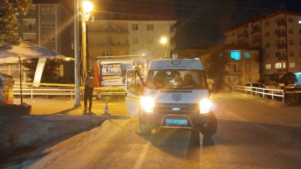Sungurlu'da iki kişi arasında çıkan ve nedeni bilinmeyen tartışma sonucu bir kişi silahla vurularak yaralandı. Olayın ardından polis ekipleri firari şüpheliyi yakalamak için çalışma başlattı.