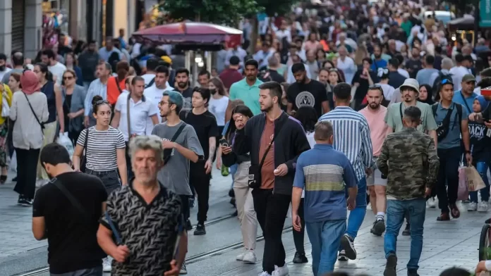 Türkiye İstatistik Kurumu (TÜİK) üçer aylık dönemler için ilk kez hazırlanan dönemlik nüfus istatistiklerini açıkladı.